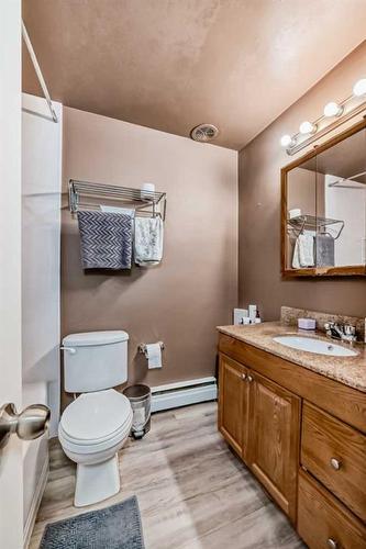 221-8235 Elbow Drive Sw, Calgary, AB - Indoor Photo Showing Bathroom