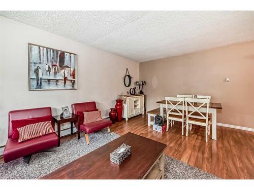 221-8235 Elbow Drive Sw, Calgary, AB - Indoor Photo Showing Living Room