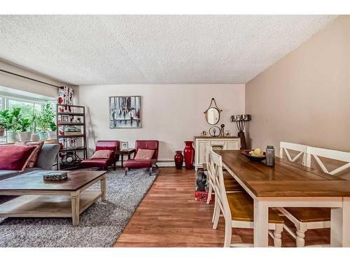 221-8235 Elbow Drive Sw, Calgary, AB - Indoor Photo Showing Living Room