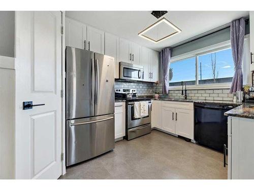 1906 Olympia Drive Se, Calgary, AB - Indoor Photo Showing Kitchen