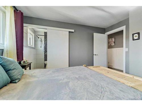 1906 Olympia Drive Se, Calgary, AB - Indoor Photo Showing Bedroom