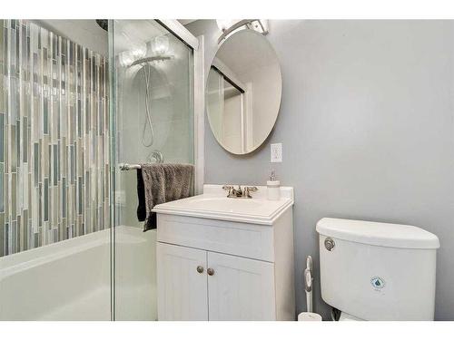 1906 Olympia Drive Se, Calgary, AB - Indoor Photo Showing Bathroom