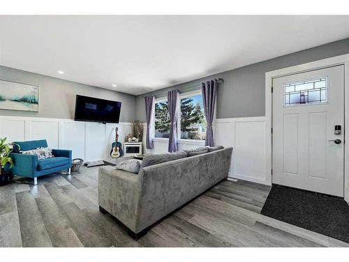 1906 Olympia Drive Se, Calgary, AB - Indoor Photo Showing Living Room