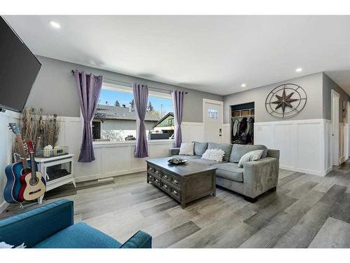 1906 Olympia Drive Se, Calgary, AB - Indoor Photo Showing Living Room