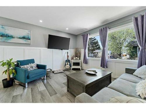 1906 Olympia Drive Se, Calgary, AB - Indoor Photo Showing Living Room