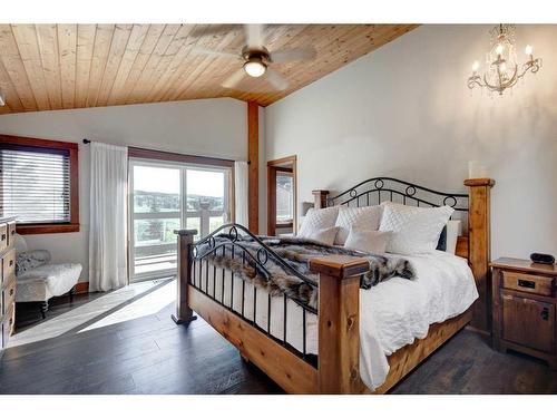 100-370025 288 Street West, Rural Foothills County, AB - Indoor Photo Showing Bedroom