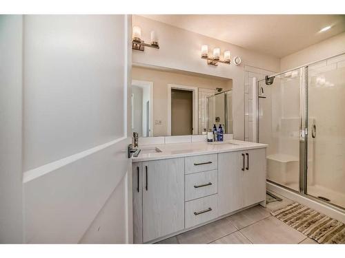 116 Crestridge Common Sw, Calgary, AB - Indoor Photo Showing Bathroom