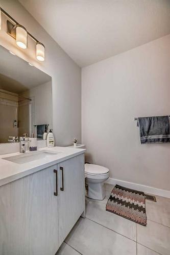 116 Crestridge Common Sw, Calgary, AB - Indoor Photo Showing Bathroom