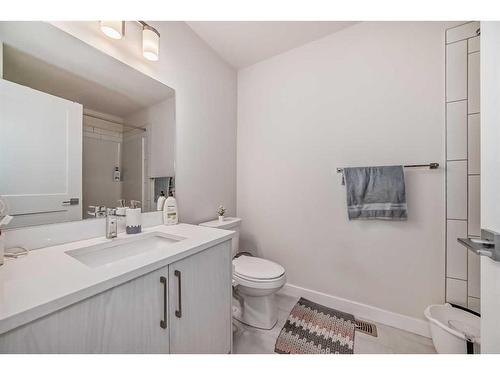 116 Crestridge Common Sw, Calgary, AB - Indoor Photo Showing Bathroom