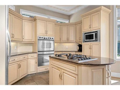 76 Sierra Vista Close Sw, Calgary, AB - Indoor Photo Showing Kitchen