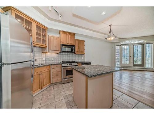 408-1315 12 Avenue Sw, Calgary, AB - Indoor Photo Showing Kitchen With Stainless Steel Kitchen