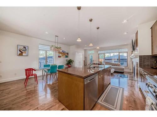 528 31 Street Nw, Calgary, AB - Indoor Photo Showing Kitchen With Upgraded Kitchen