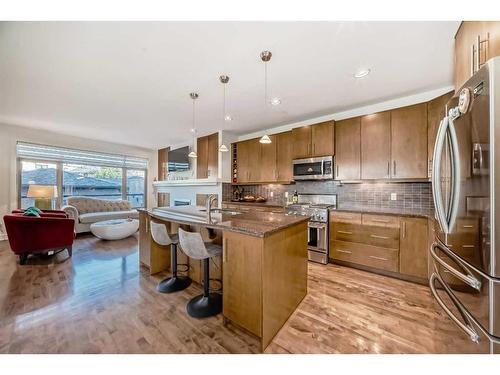 528 31 Street Nw, Calgary, AB - Indoor Photo Showing Kitchen With Upgraded Kitchen