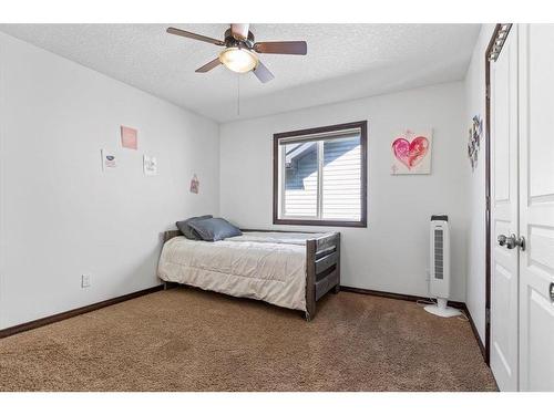 1218 Kingston Crescent Se, Airdrie, AB - Indoor Photo Showing Bedroom