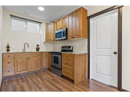 1218 Kingston Crescent Se, Airdrie, AB - Indoor Photo Showing Kitchen