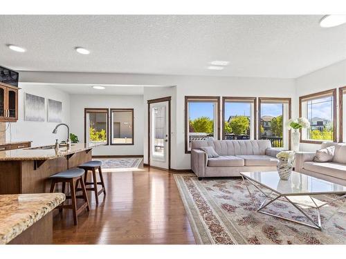 1218 Kingston Crescent Se, Airdrie, AB - Indoor Photo Showing Living Room