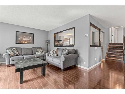 31 Woodglen Road Sw, Calgary, AB - Indoor Photo Showing Living Room