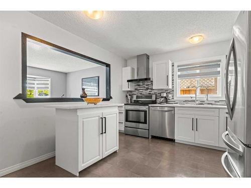 31 Woodglen Road Sw, Calgary, AB - Indoor Photo Showing Kitchen With Stainless Steel Kitchen