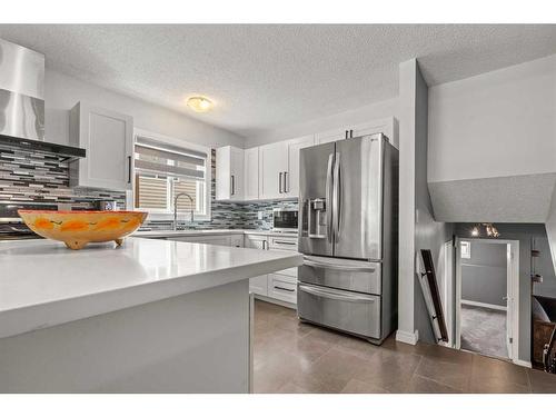 31 Woodglen Road Sw, Calgary, AB - Indoor Photo Showing Kitchen With Stainless Steel Kitchen With Upgraded Kitchen