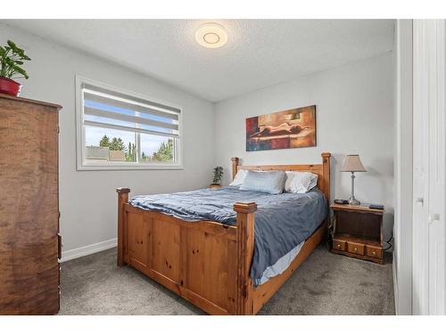 31 Woodglen Road Sw, Calgary, AB - Indoor Photo Showing Bedroom