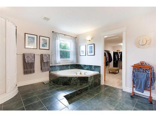 84 Hawkside Road Nw, Calgary, AB - Indoor Photo Showing Bathroom