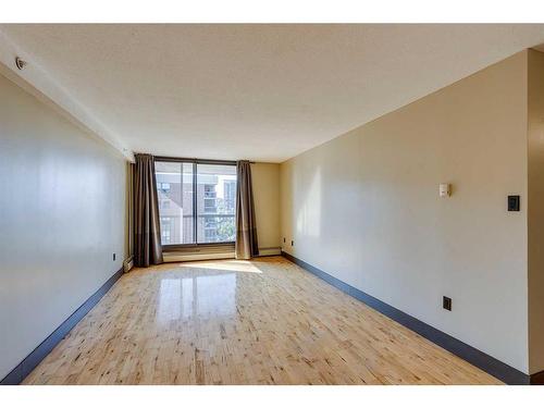 903-1240 12 Avenue Sw, Calgary, AB - Indoor Photo Showing Living Room