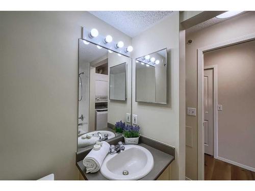 1407-17 Country Village Bay Ne, Calgary, AB - Indoor Photo Showing Bathroom