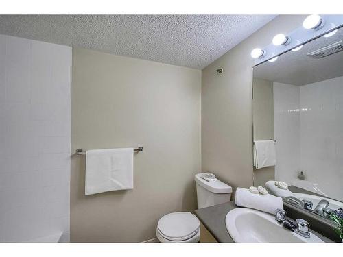 1407-17 Country Village Bay Ne, Calgary, AB - Indoor Photo Showing Bathroom