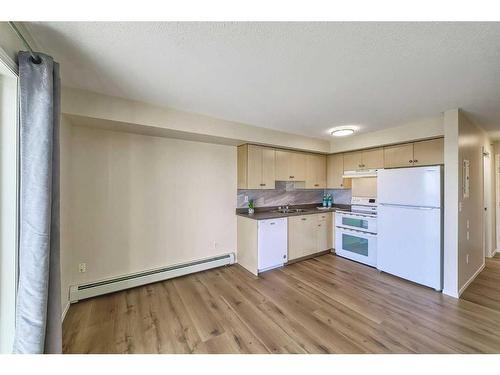 1407-17 Country Village Bay Ne, Calgary, AB - Indoor Photo Showing Kitchen