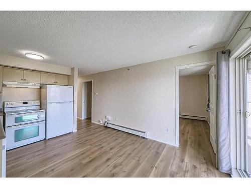 1407-17 Country Village Bay Ne, Calgary, AB - Indoor Photo Showing Kitchen