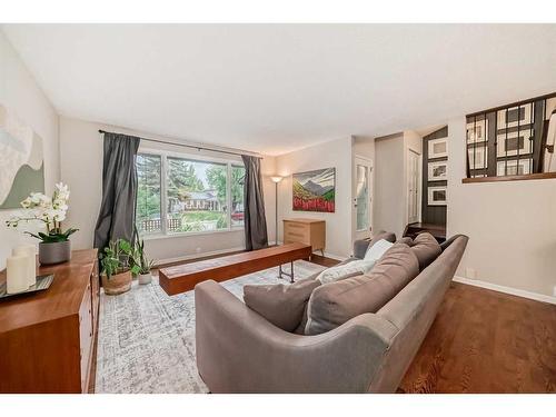 440 Parkview Crescent Se, Calgary, AB - Indoor Photo Showing Living Room