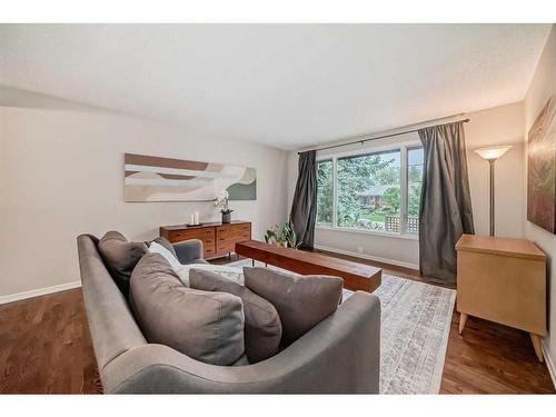 440 Parkview Crescent Se, Calgary, AB - Indoor Photo Showing Living Room