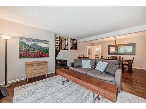 440 Parkview Crescent Se, Calgary, AB - Indoor Photo Showing Living Room