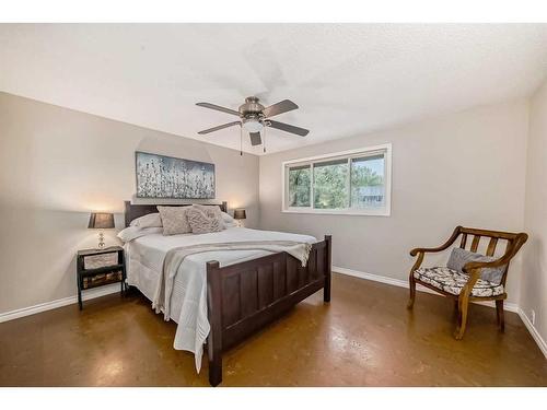 440 Parkview Crescent Se, Calgary, AB - Indoor Photo Showing Bedroom