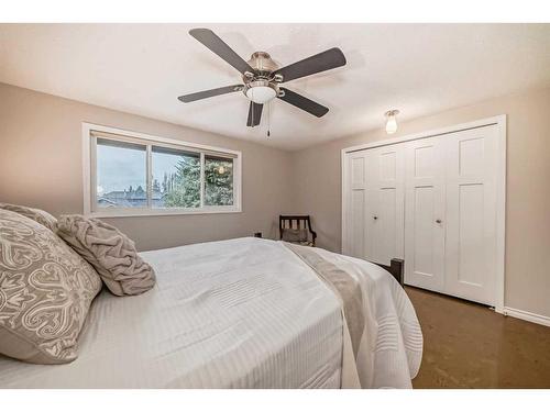 440 Parkview Crescent Se, Calgary, AB - Indoor Photo Showing Bedroom