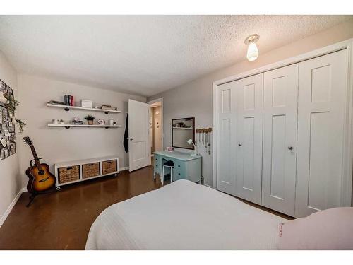 440 Parkview Crescent Se, Calgary, AB - Indoor Photo Showing Bedroom