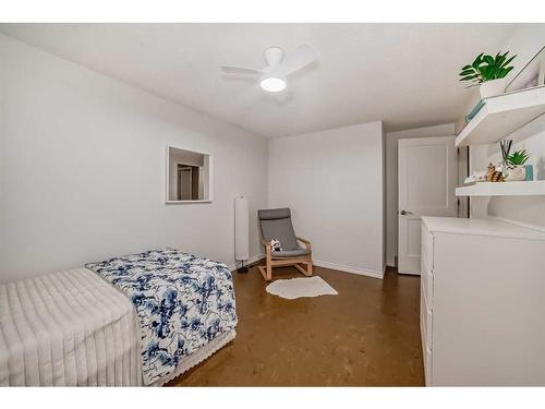 440 Parkview Crescent Se, Calgary, AB - Indoor Photo Showing Bedroom