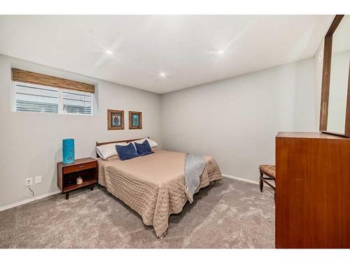 440 Parkview Crescent Se, Calgary, AB - Indoor Photo Showing Bedroom