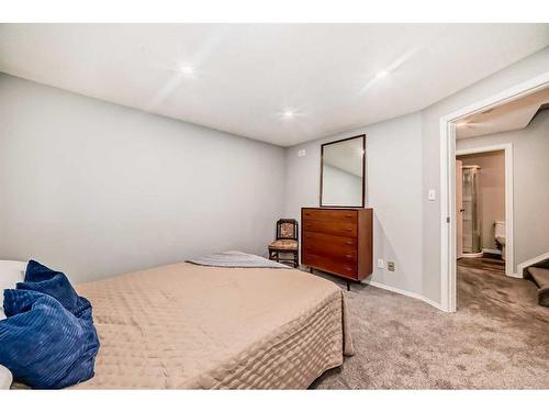 440 Parkview Crescent Se, Calgary, AB - Indoor Photo Showing Bedroom