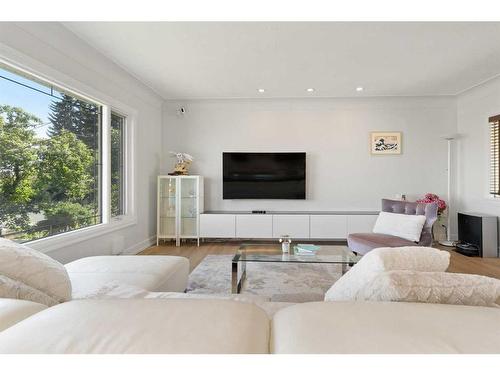 1720 Suffolk Street, Calgary, AB - Indoor Photo Showing Living Room