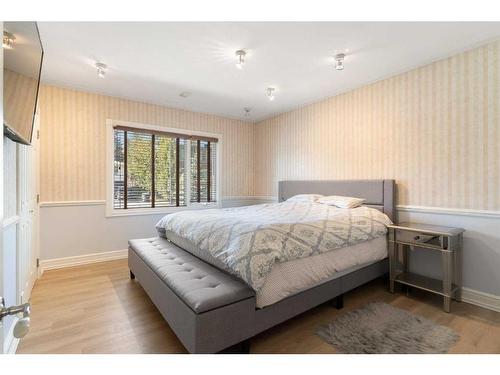 1720 Suffolk Street, Calgary, AB - Indoor Photo Showing Bedroom