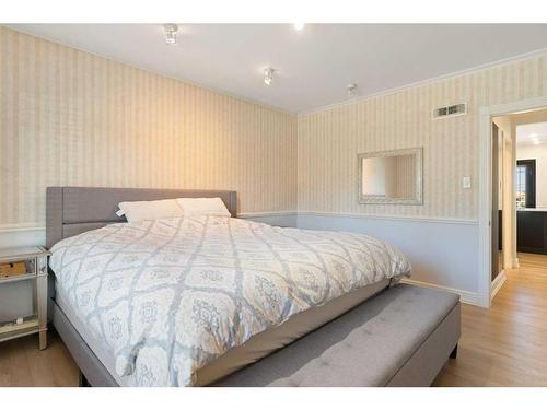 1720 Suffolk Street, Calgary, AB - Indoor Photo Showing Bedroom