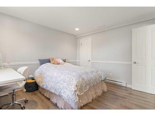 1720 Suffolk Street, Calgary, AB - Indoor Photo Showing Bedroom