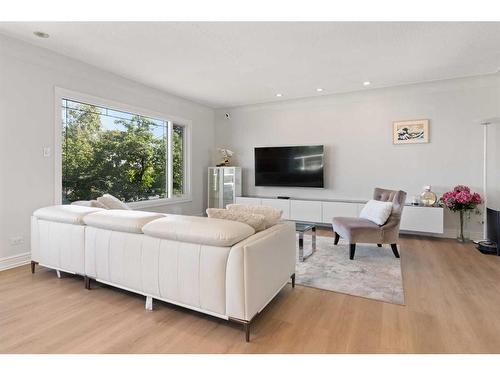 1720 Suffolk Street, Calgary, AB - Indoor Photo Showing Living Room