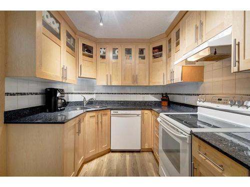 1-518 18 Avenue Sw, Calgary, AB - Indoor Photo Showing Kitchen