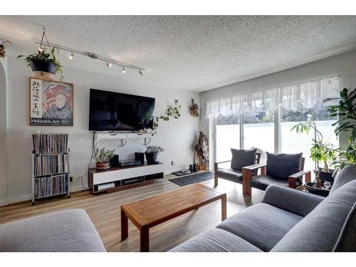 1-518 18 Avenue Sw, Calgary, AB - Indoor Photo Showing Living Room