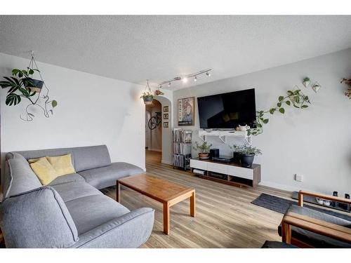 1-518 18 Avenue Sw, Calgary, AB - Indoor Photo Showing Living Room