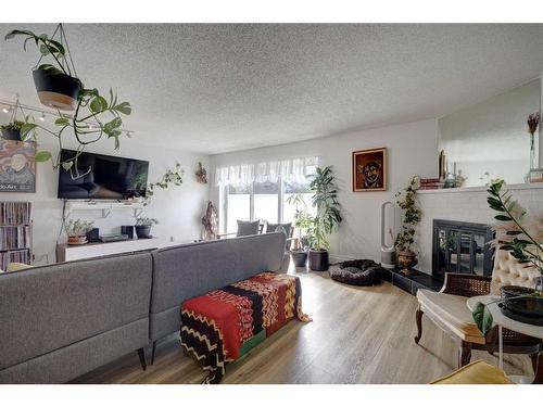 1-518 18 Avenue Sw, Calgary, AB - Indoor Photo Showing Living Room With Fireplace