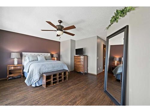 160 Douglas Woods Grove Se, Calgary, AB - Indoor Photo Showing Bedroom