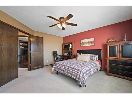 160 Douglas Woods Grove Se, Calgary, AB - Indoor Photo Showing Bedroom